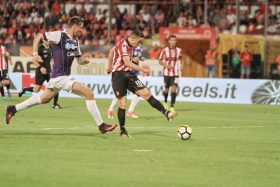 Valentin Ionut Costache (D), de la Dinamo Bucuresti, suteaza in timpul meciului de fotbal contra echipei ACS Poli Timisoara din etapa a IX-a a Ligii 1, disputat  pe stadionul Stefan cel Mare,  din Bucuresti, luni, 11 septembrie 2017. ALEXANDRA PANDREA / MEDIAFAX FOTO